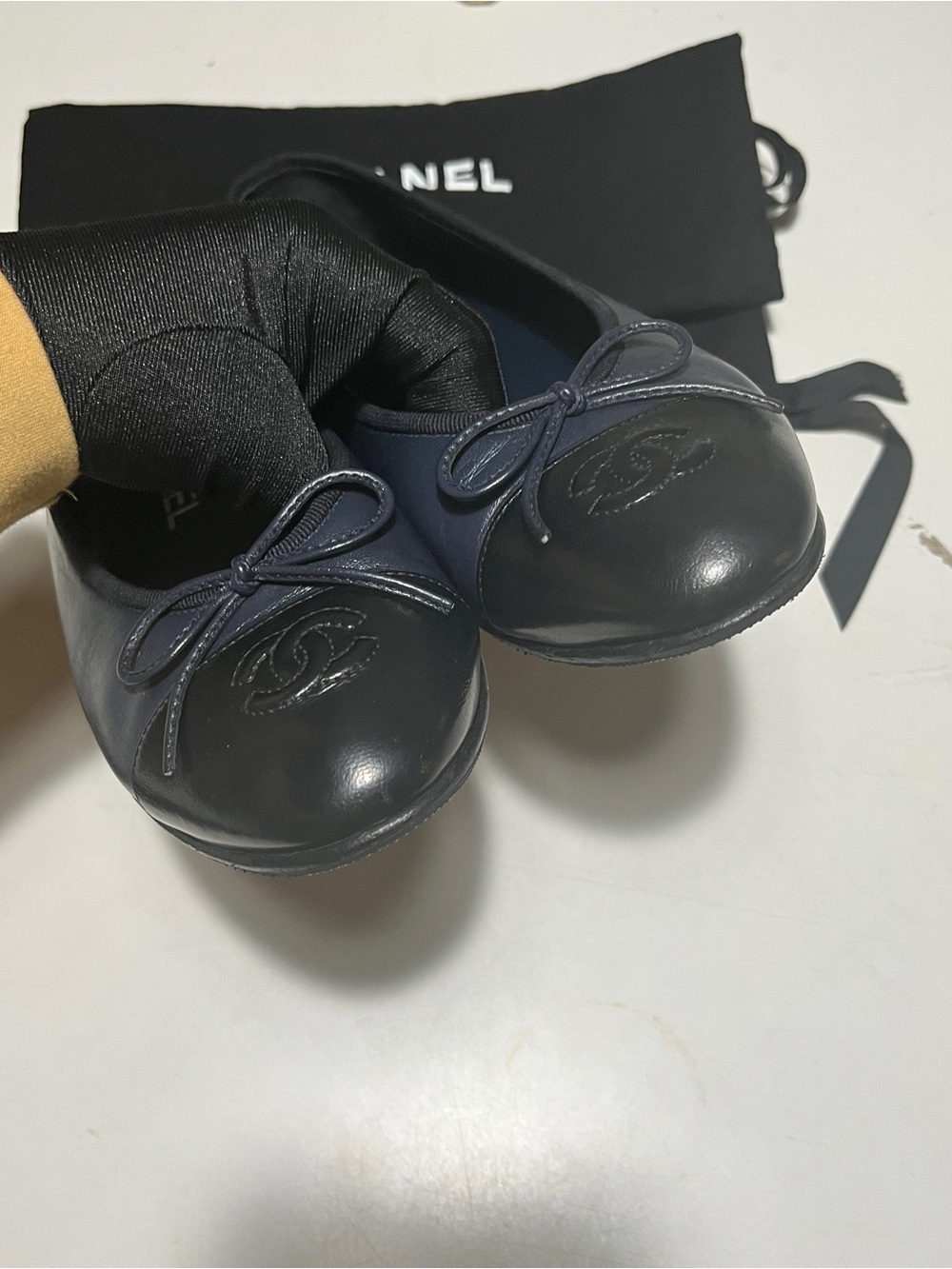 Chanel navy Black Leather Ballet Flats with CC Logo - Picture 2 of 11